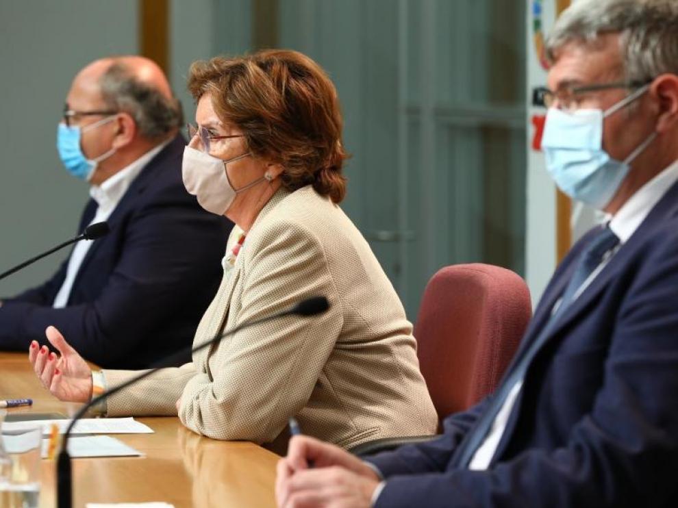 La consejera de Ciudadanía, Mariví Broto, entre su secretario general técnico y el director del IASS, este viernes.