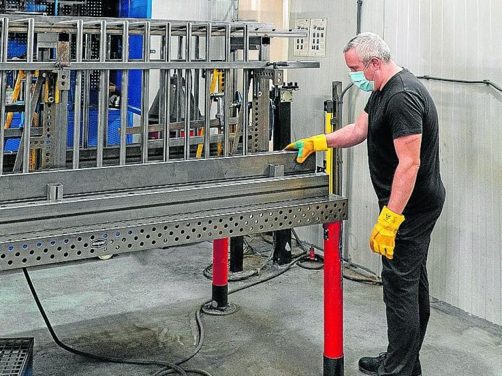 Fabricación de pupitres individuales en la planta de Cariñena.