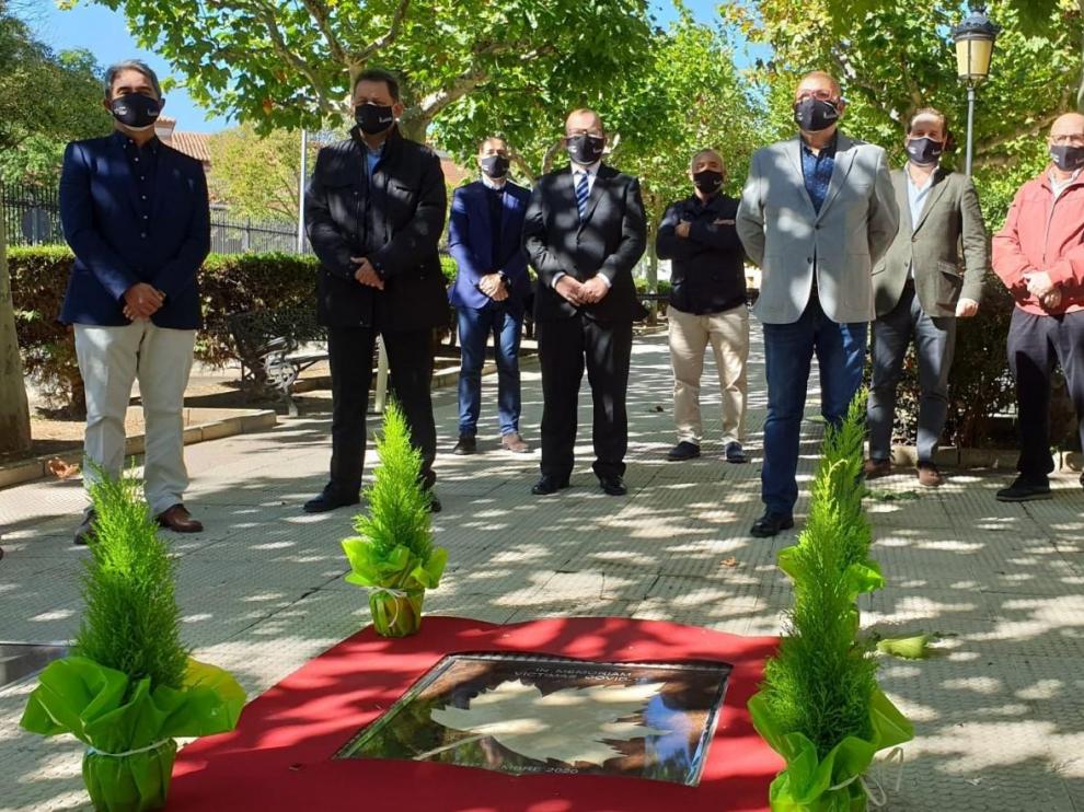 El presidente de la D. O., Ignacio Casamitjana, el director de Comunicación, José Luis Campos, y un reducido grupo de miembros del consejo regulador en el acto de homenaje a las victimas de la covid.