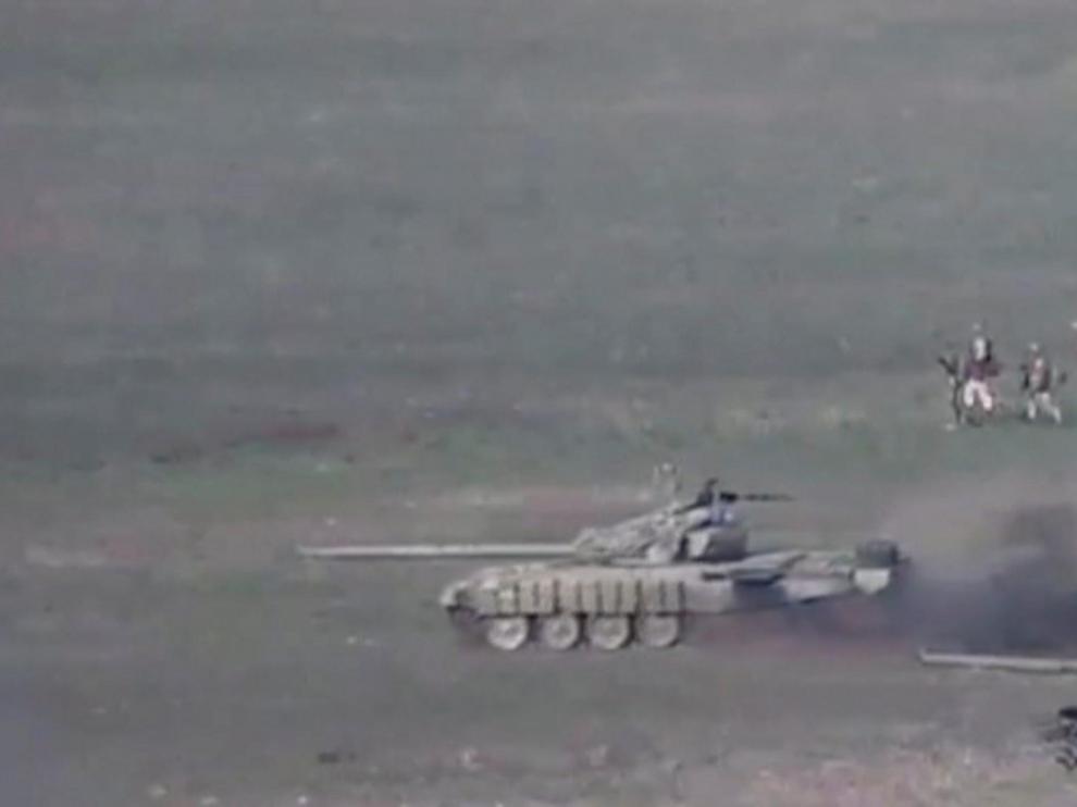 Una imagen proporcionada por el ministerio de Defensa armenio de lo que parecen ser tanques azerbayanos.
