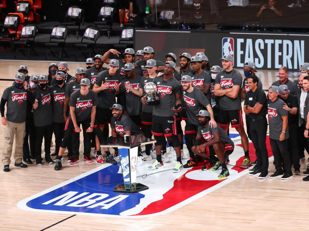 Los Heat de Miami celebran la victoria por 125-113 ante los Celtics de Boston en el sexto partido de las finales de la Conferencia Este y que les permite disputar las finales