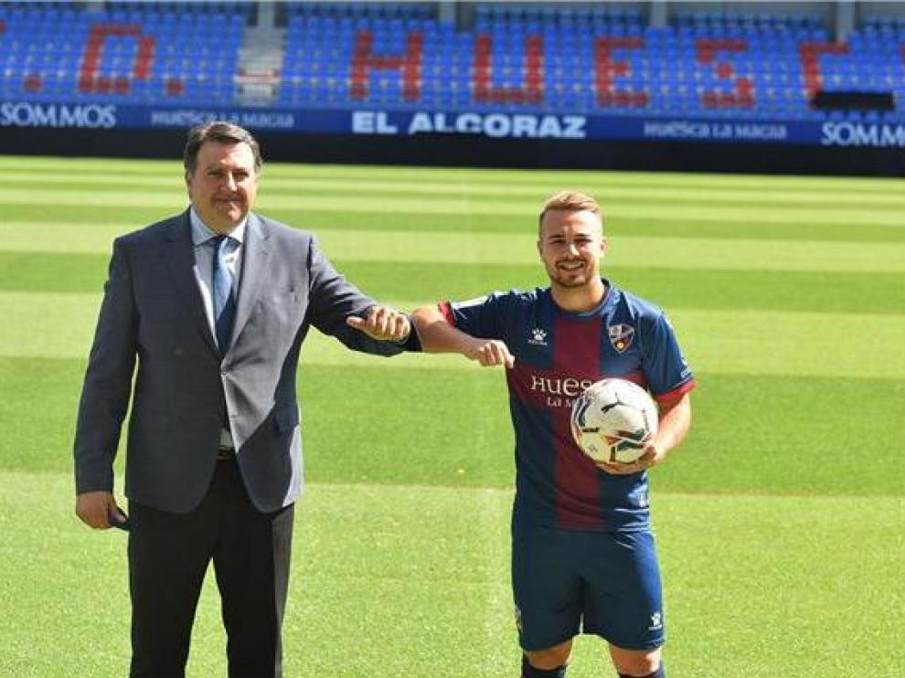El consejero delegado de la SD Huesca, Manolo Torres, y el extremo Javi Ontiveros.