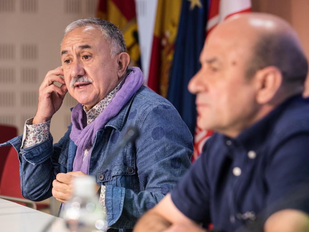 Pepe Álvarez, secretario general de UGT, este lunes con el líder del sindicato en Aragón.