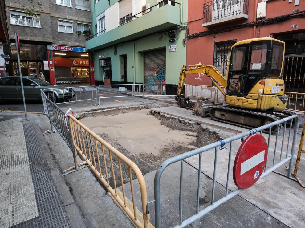 La calle Castellví de Zaragoza, cortada al tráfico.