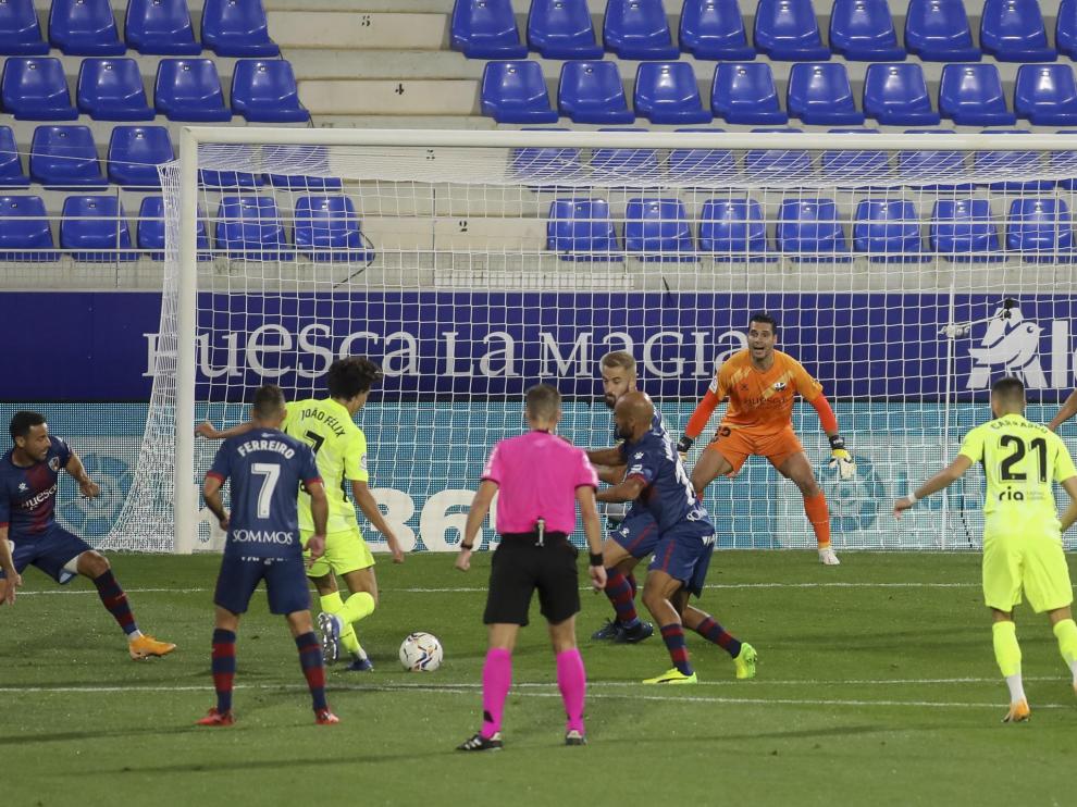 Andrés Fernández se dispone a parar el lanzamiento de Joao Félix