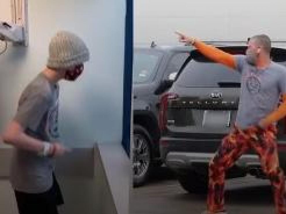 Chuck Yielding baila para su hijo, que le observa desde el hospital a través de la ventana.