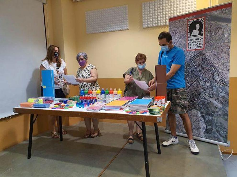 Entrega de material escolar en la AVV San José.