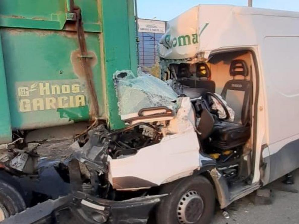 La furgoneta ha quedado prácticamente destrozada.