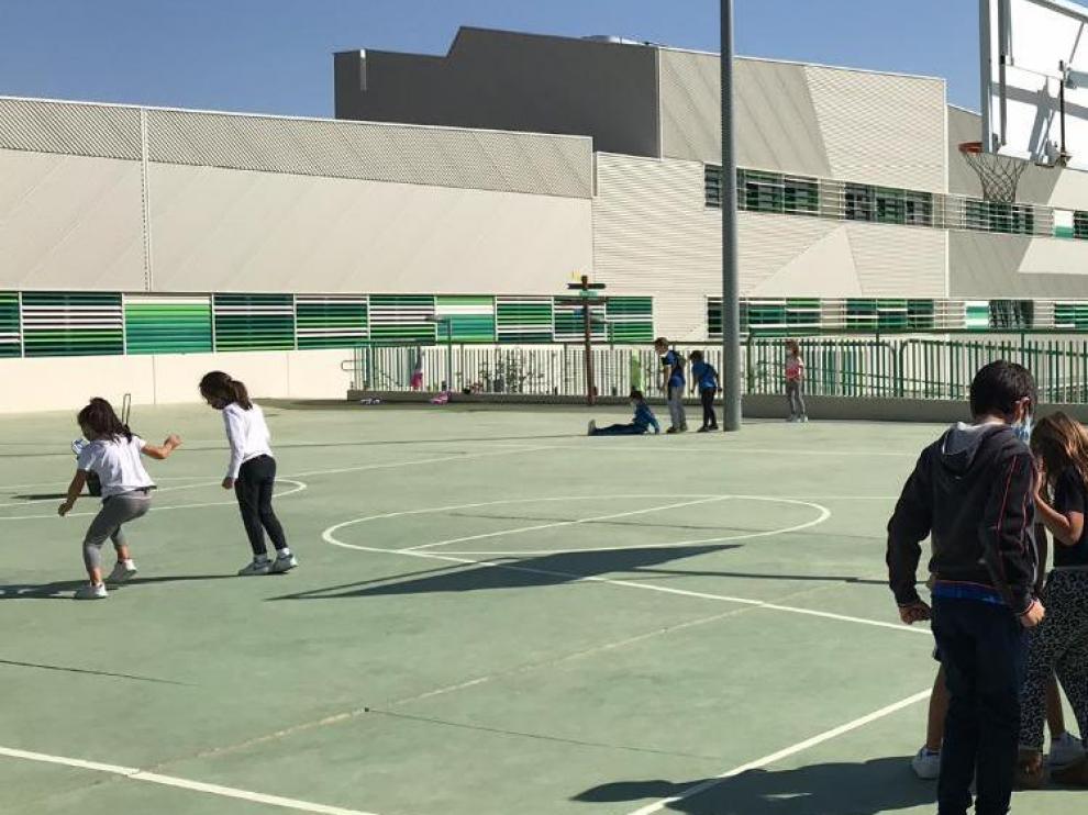 Niños jugando a pisar sombras en una clase de educación física en Valdespartera.