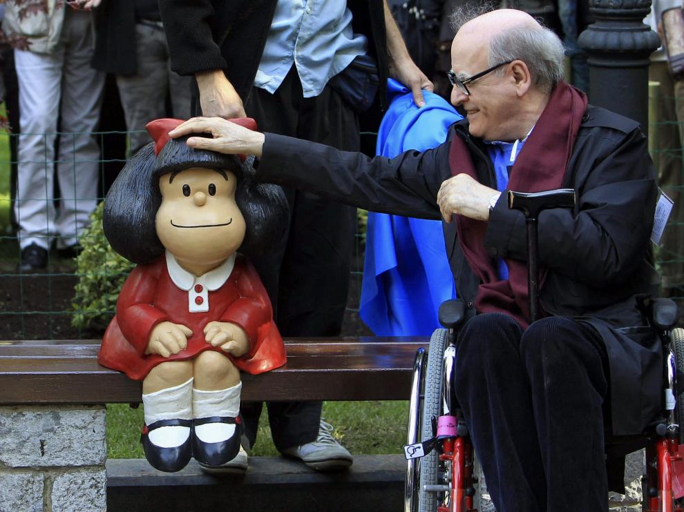 Quino posando junto a una figura de Mafalda en Buenos Aires