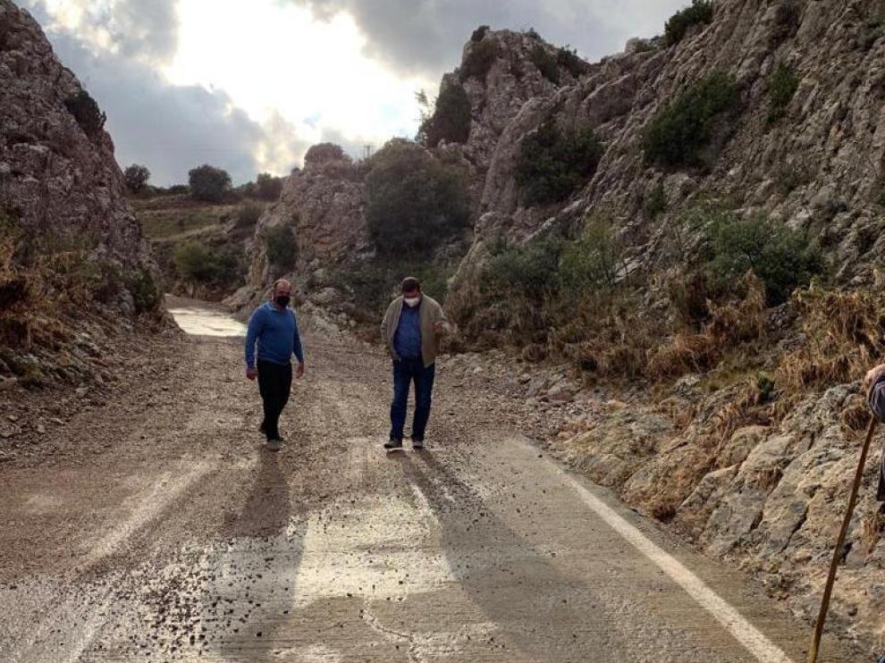 El diputado delegado de Caminos Rurales, José Sancho, con el alcalde de Alpeñés en la pista tras los trabajos realizados para su reapertura
