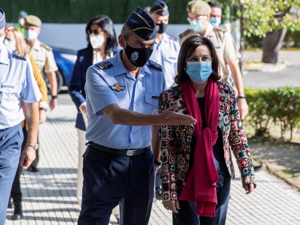 La ministra Robles visita la base de Retamares