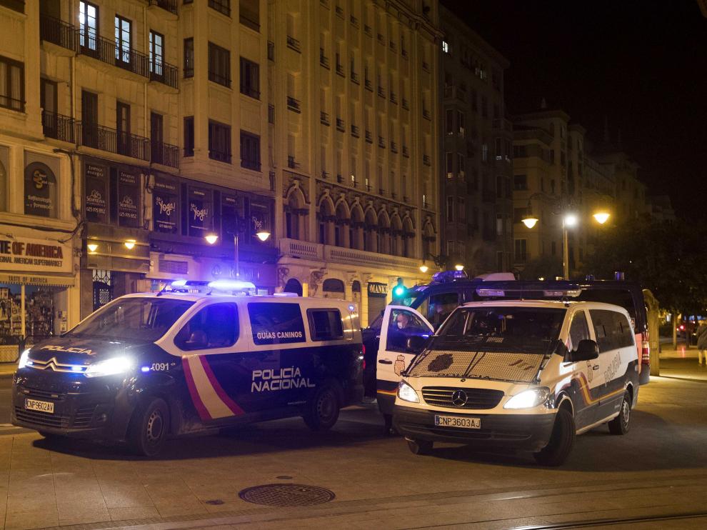 El dispositivo conjunto de la Policía Local y Nacional desaloja a 75 jóvenes de un pub de Zaragoza