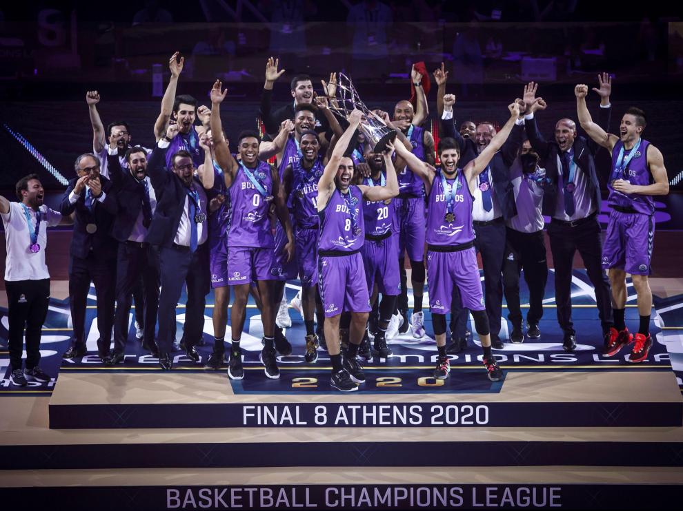 Los jugadores del equipo burgalés Hereda San Pablo celebrando su victoria en Atenas.