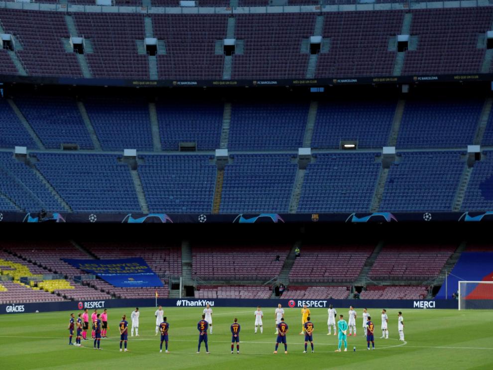 Minuto de silencio por las víctimas del coronavirus antes del partido de Champions FC Barcelona-Nápoles, el 8 de agosto, en un Camp Nou vacío.