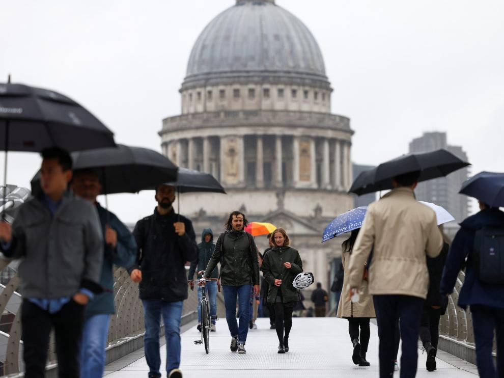 Personas cruzando el puente del Milenio de Londres este domingo.