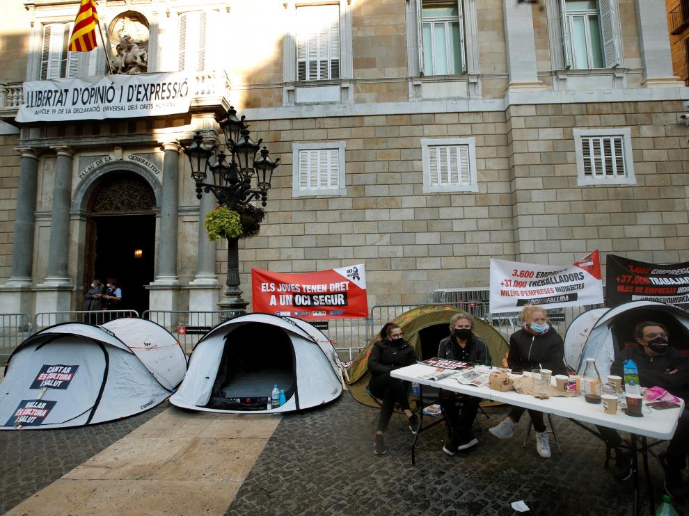 Acampada de protesta de profesionales del sector del ocio nocturno de Cataluña por las medidas adoptadas.