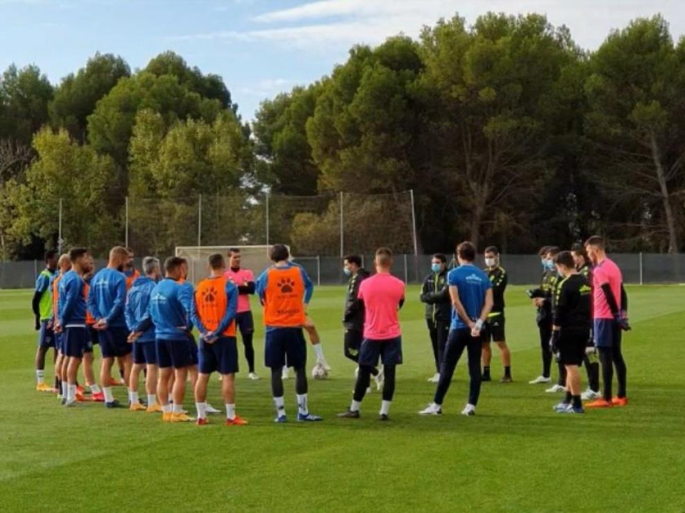 Míchel se dirige a sus jugadores durante el entrenamiento de este martes.