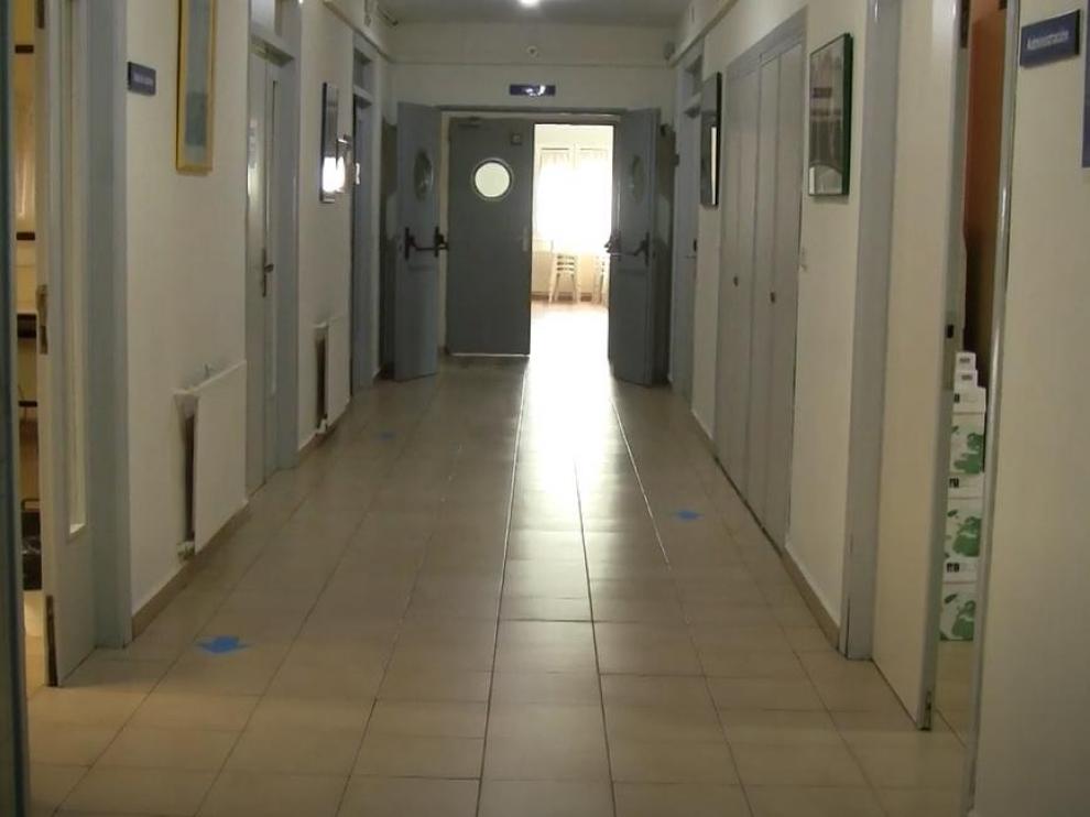 Señalización en los pasillos del colegio mayor Ramón Acín para garantizar las distancias de seguridad.