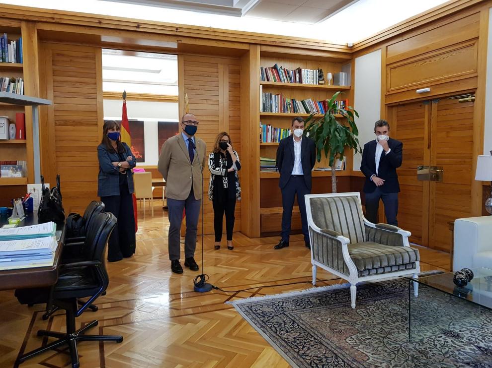 Sira Repollés, Felipe Faci, Mayte Pérez, Javier Guillén y Fernando Escartín, en la reunión de este martes para hablar de la seguridad en las etapas aragonesas de la Vuelta a España 2020