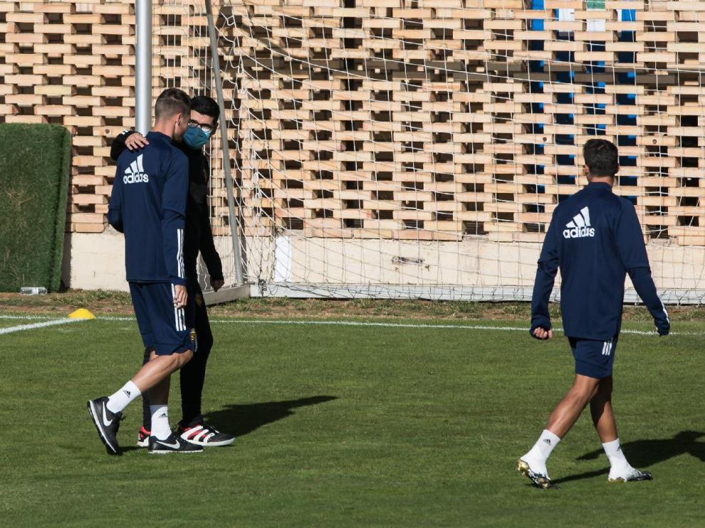 Vigaray se retira a los vestuarios tras escuchar la charla de Baraja en el entrenamiento de este lunes.