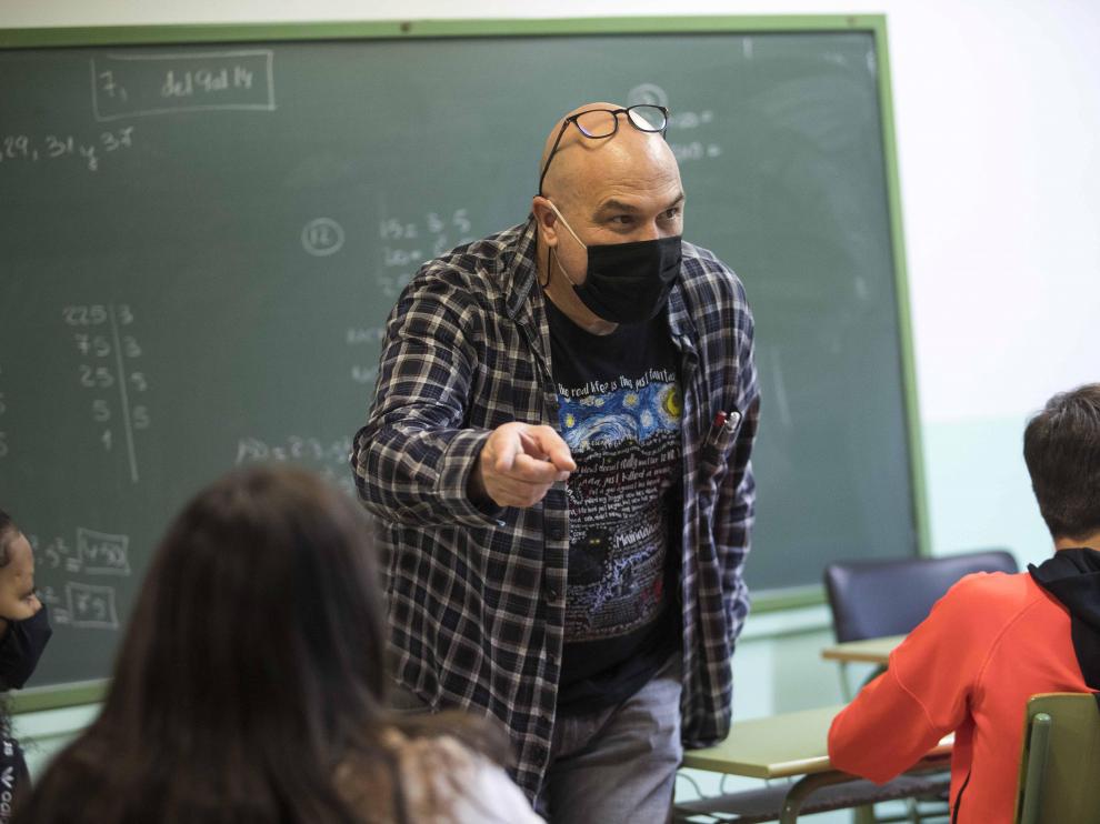 Jorge Sanz Barajas, interactúa con sus alumnos de 2º de ES0, durante la clase de Lengua y Literatura, en el IES El Portillo de Zaragoza.