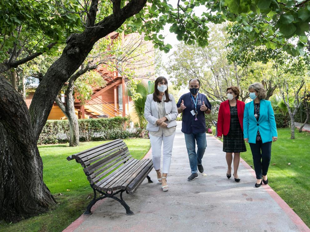 Sira Repollés (izda.), Mariví Broto y Paquita Morata, en los jardines de la residencia Pirineos.