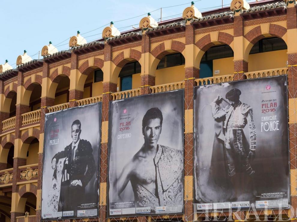 2016. Carteles anunciadores de la Feria de Zaragoza en la Plaza de toros de La Misericordia.