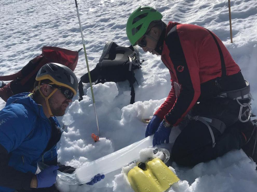 Antonio Alcamí (derecha) extrayendo las muestras del hielo en el glaciar de Monte Perdido.