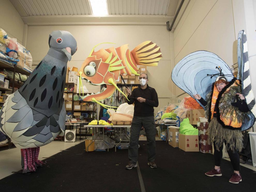 Caleidoscopio Teatro, compañía que ha dado un giro conceptual a la marcha previa al pregón, da forma a sus figuras en su taller en el polígono Empresarium.