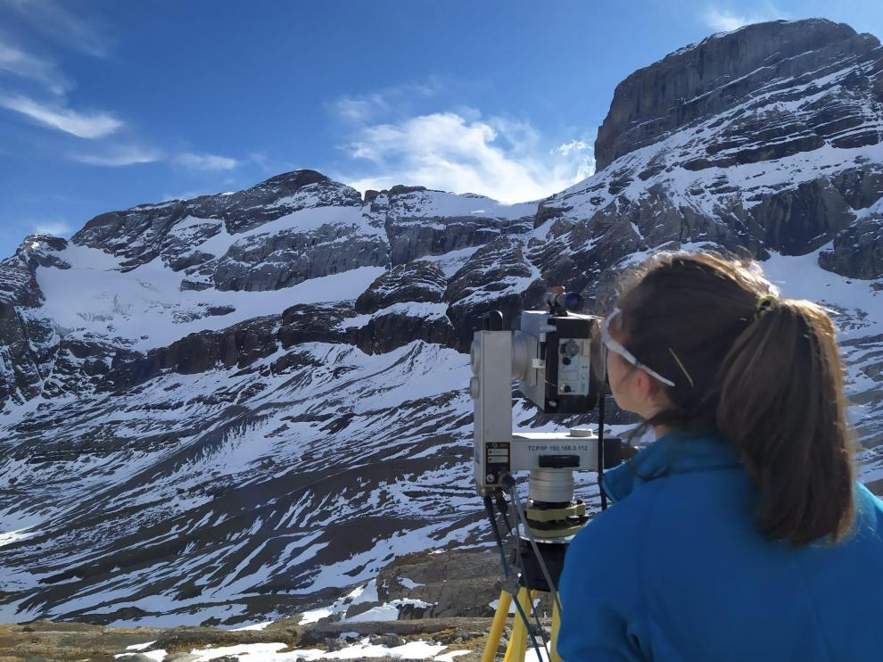 Trabajos de medición del glaciar durante la campaña de ínvestigación llevada a cabo esta semana.