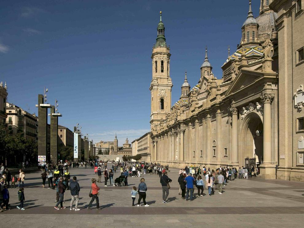 Fila para entrar en la Basílica del Pilar de Zaragoza este 10 de octubre de 2020
