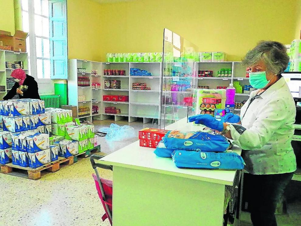 Una voluntaria atiende el economato de Cáritas en Teruel, al que acuden más de 200 familias.