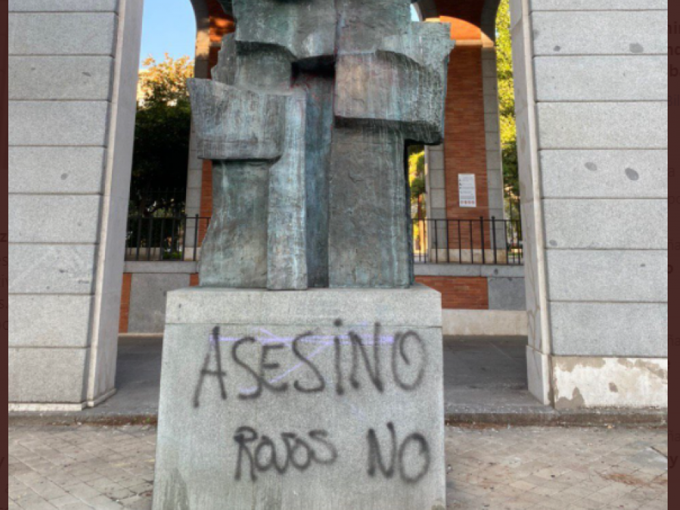 La escultura de Francisco Largo Caballero con las pintadas en las que se puede leer "Asesino" y "Rojos no".
