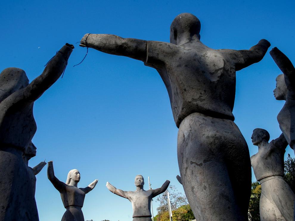 Mutilan los brazos del monumento a la sardana en Barcelona