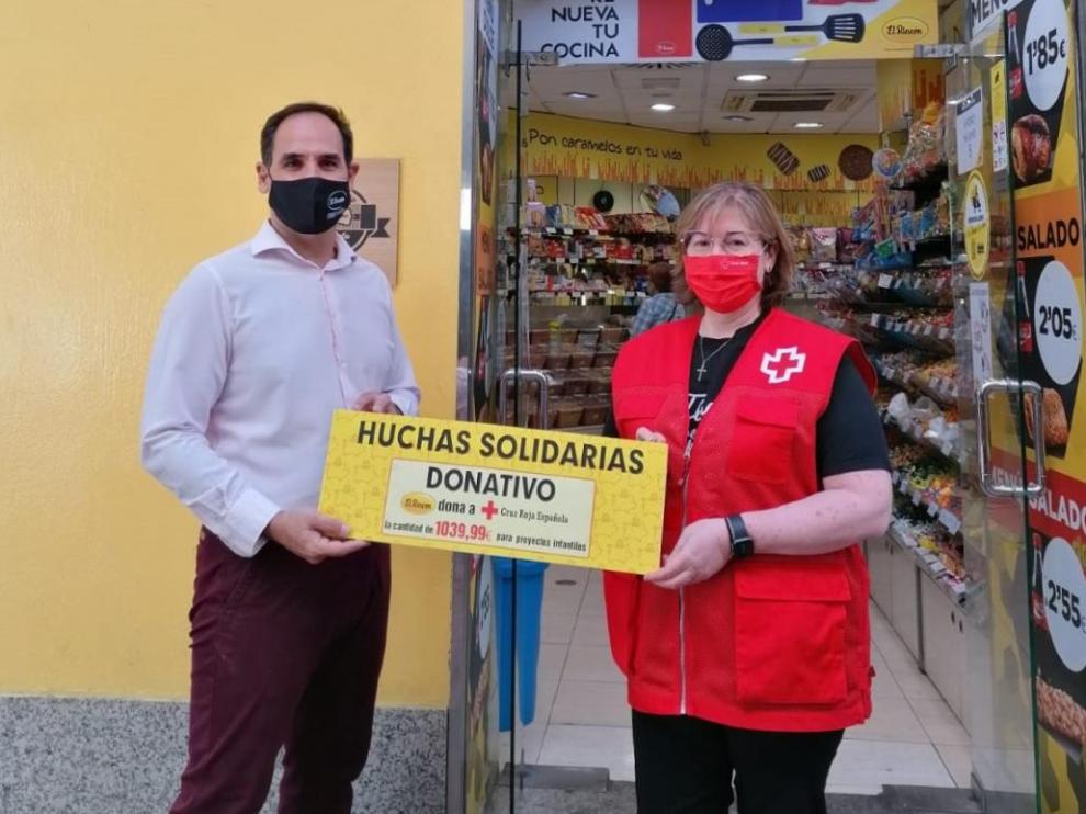Francisco Rodríguez hace entrega del talón por importe de 1.039,99 euros a Marta Bonet.