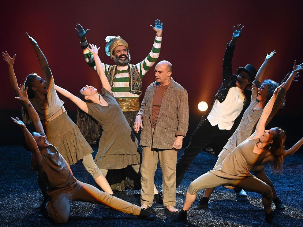 Pepe Viyuela y parte del elenco del espectáculo, durante una escena de 'Mil novecientos setenta sombreros'.