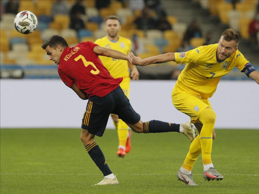 Un momento del partido entre Ucrania y España.