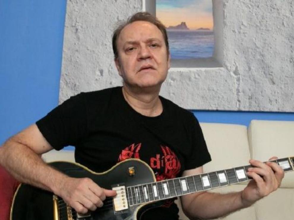 Juan Valdivia pone fin a 17 años de silencio musical con la canción ‘La infancia que salvaste’.