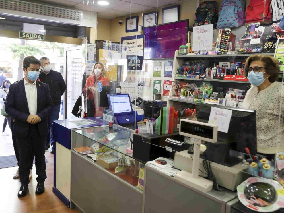 El alcalde de Huesca, Luis Felipe, en la librería Edelweis de Huesca donde se pueden usar los Bonos Impulsa Huesca