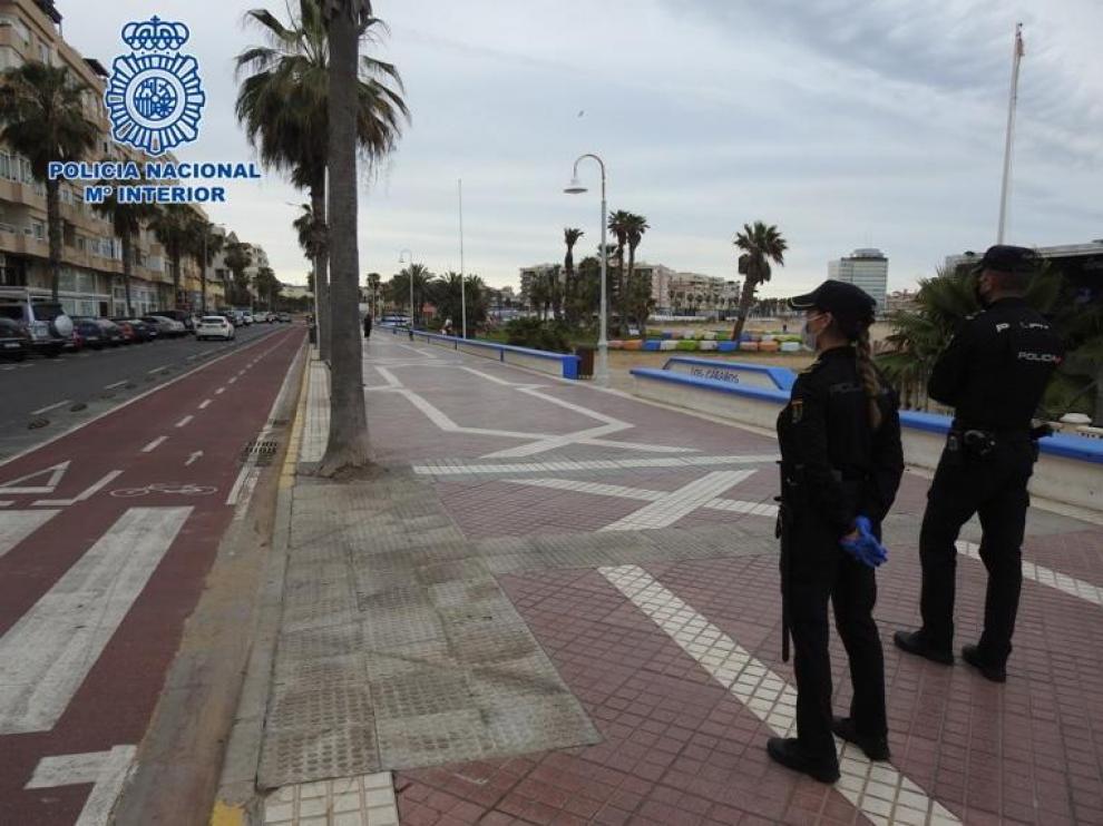 Policías patrullando por las calles de Melilla.