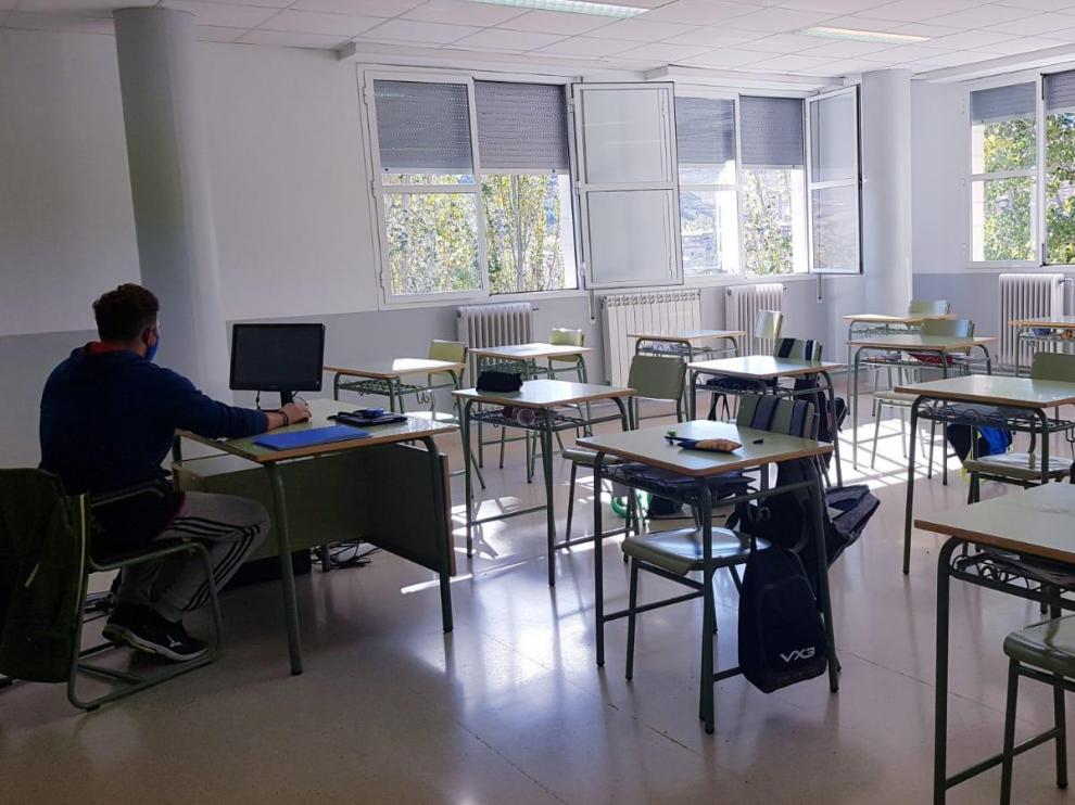 Aula con las ventanas abiertas en el IES Fernando Lázaro Carreter de Utrillas (Teruel).