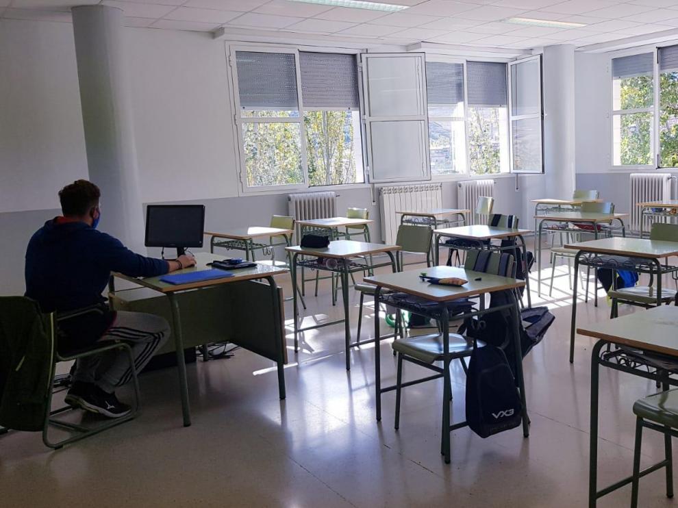Aula con las ventanas abiertas en el IES Fernando Lázaro Carreter de Utrillas (Teruel).