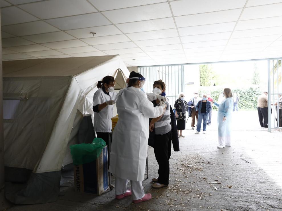 Primer día de vacunación en la carpa instalada en el centro de salud Torre Ramona de Zaragoza.