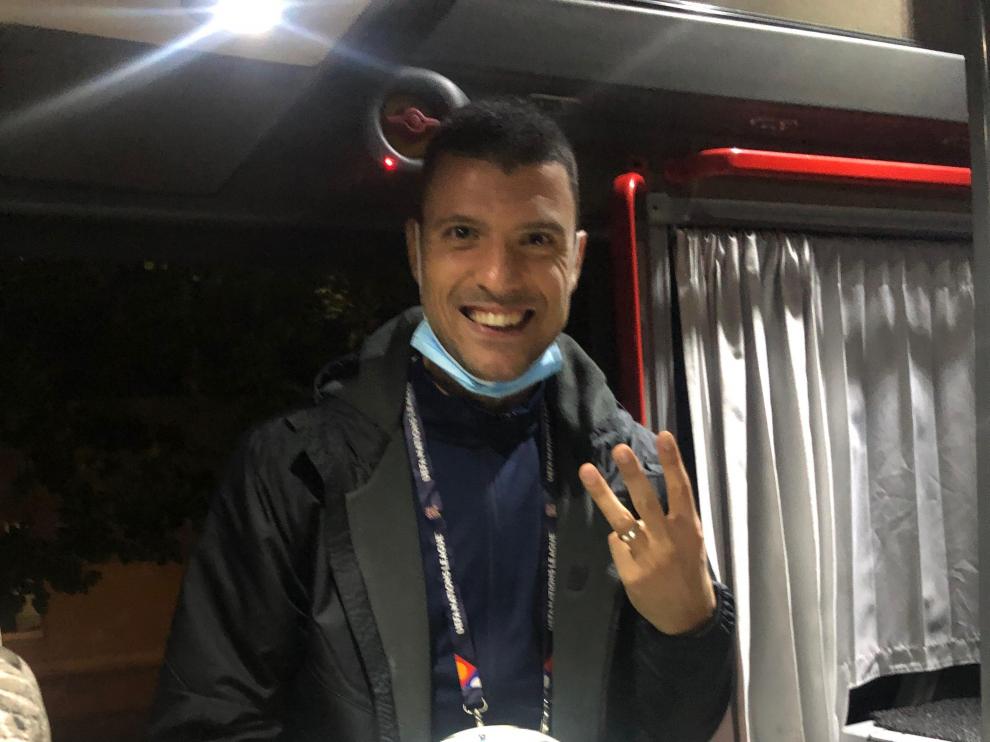 Un sonriente Haris Vuckic exhibe la recompensa de su 'hattrick' con Eslovenia.