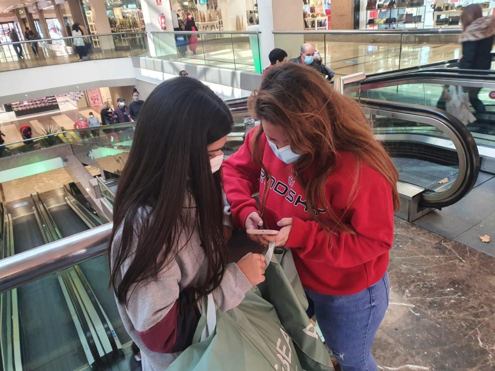 Un grupo de chicas aprovecha el jueves para ir de compras.