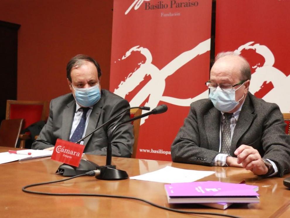 José Miguel Sánchez, director general de la Cámara de Comercio de Zaragoza y secretario de la Fundación Basilio Paraíso, y Marcos Sanso, catedrático de Análisis Económico de la Univesidad de Zaragoza, en la presentación del informe económico.