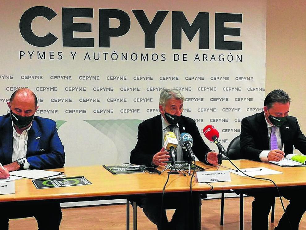 Fernando Luna, Aurelio López-Hita y Juan Cércoles, este viernes en la sede de Cepyme Aragón