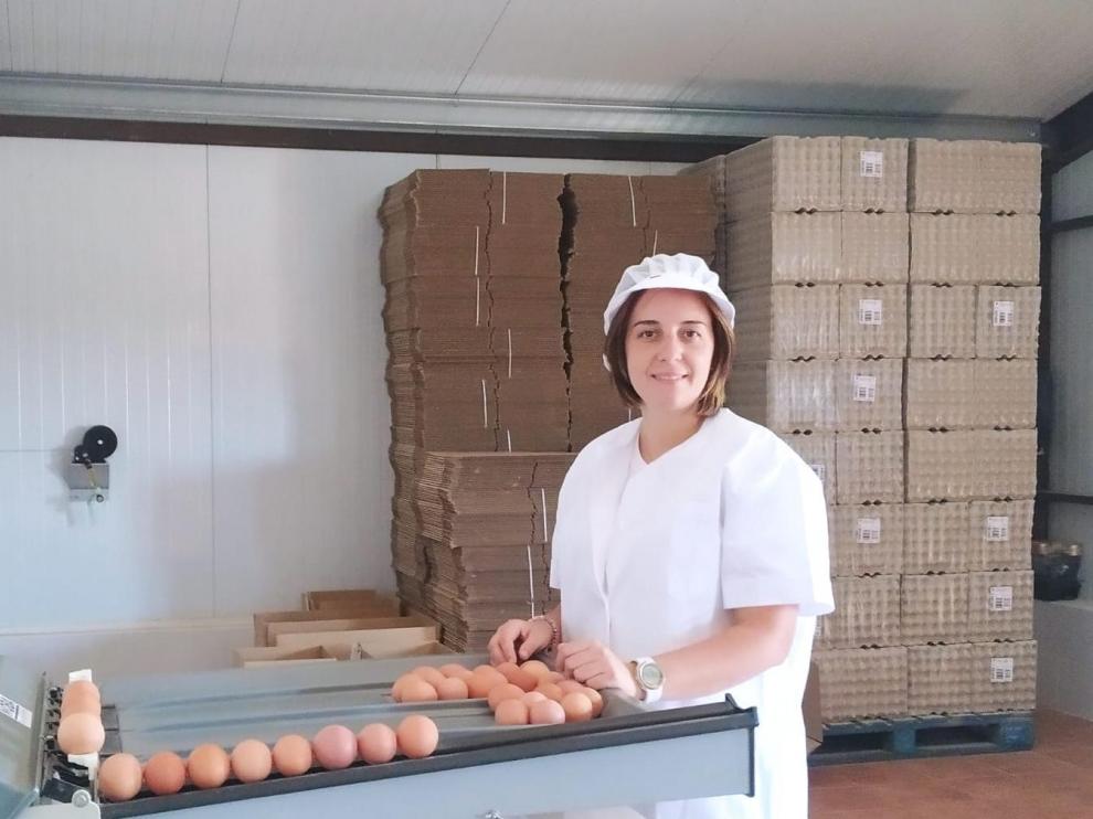 Isabel Ferrández, en la zona de envasado, situada junto a la granja donde viven las gallinas.