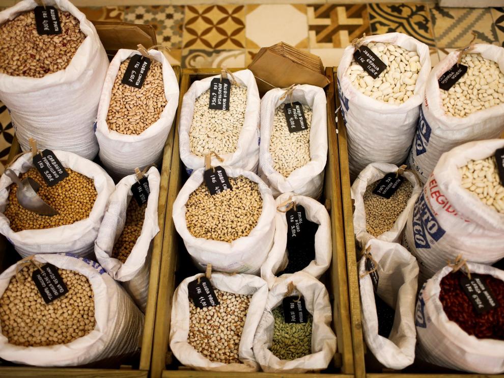 Sacos con legumbres en uno de los puestos de alimentación en un mercado de Madrid.